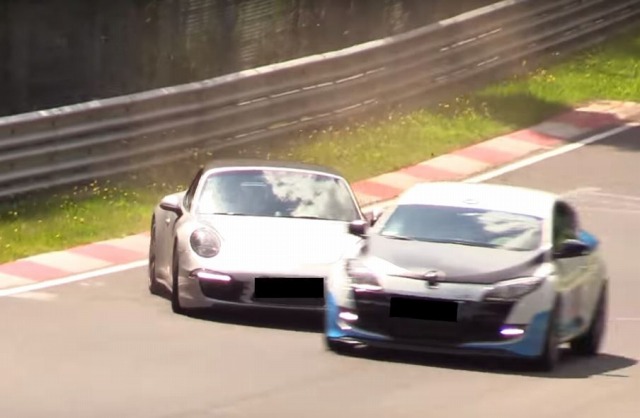 これは危険。ニュルにてポルシェ「911カブリオレ」が事故りそうになる動画【動画有】