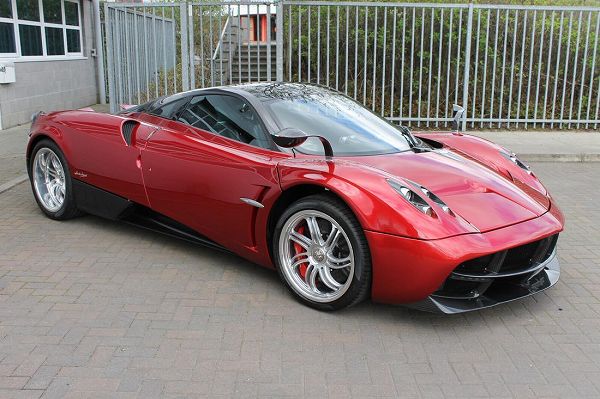 世界で2台のみ。右ハンドル仕様のパガーニ「ウアイラ」が2.7億円にて販売中