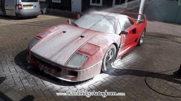 ボディと会話しろ。フェラーリ「F40」の洗車→新車並みに磨いていく【動画有】