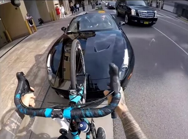 これは迷惑。イタリアにて、フェラーリ「カリフォルニア」にロードバイクでイタズラ【動画有】
