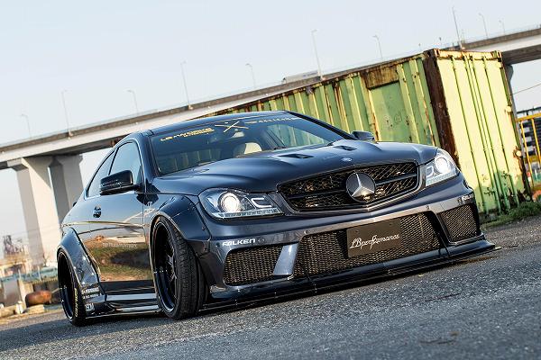 かなり攻め込んでる。リバティーウォーク(LB)仕様のメルセデスベンツAMG「C63」が公開に