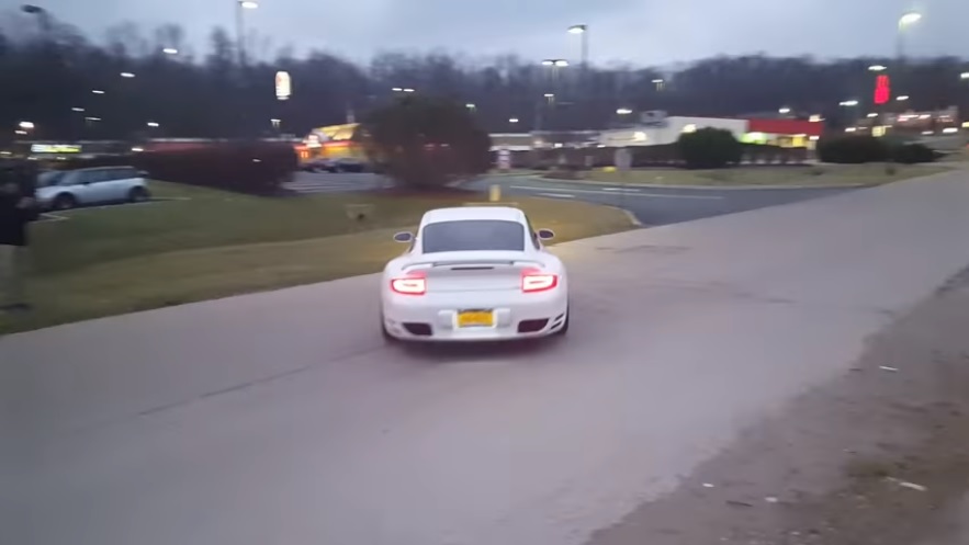 まさに危機一髪。ポルシェ「911ターボ」がスピンするもギリギリクラッシュを回避【動画有】