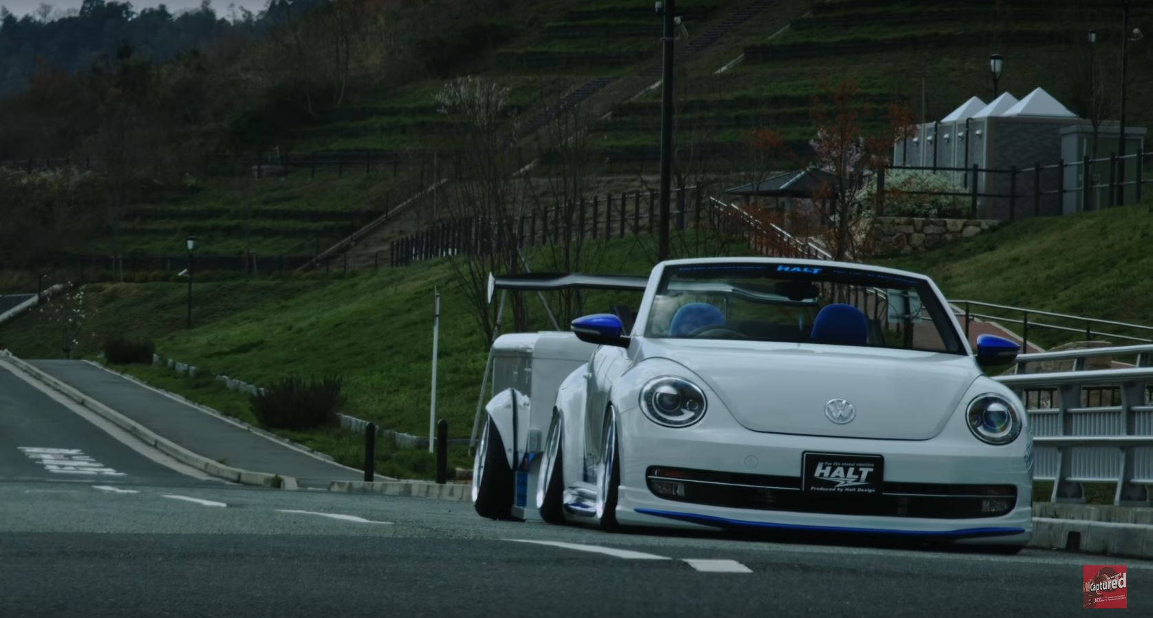 これは珍しい。VW「ビートル」＋トレーラー(リヤウィング付)を車高短仕様にする猛者が登場【動画有】