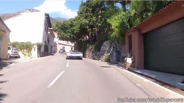 付いて来れる？「エンツォ・フェラーリ」が激狭な街中を猛スピード走行する動画が話題に【動画有】