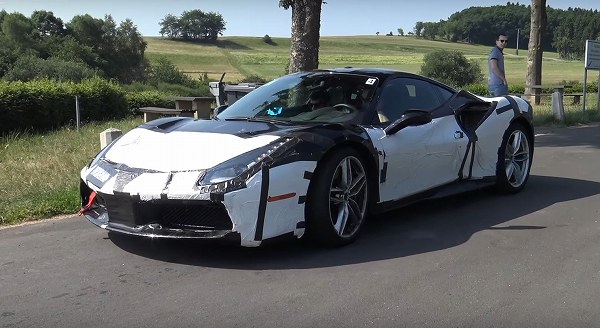 フェラーリに新たなるハイブリッドモデルが登場？謎の開発車両が目撃に【動画有】