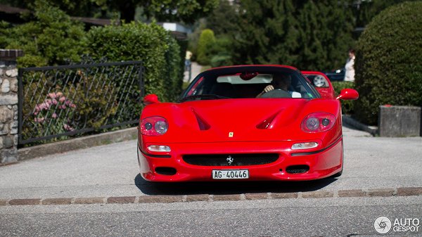 オランダにて、かなり希少なフェラーリ「F50」が目撃に。とても20年以上の個体とは思えぬ存在感