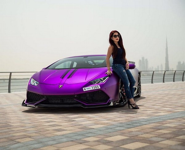 やはり違う。ドバイにて、カスタムされたパープルのランボルギーニ「ウラカン」を所有する女性オーナーが登場
