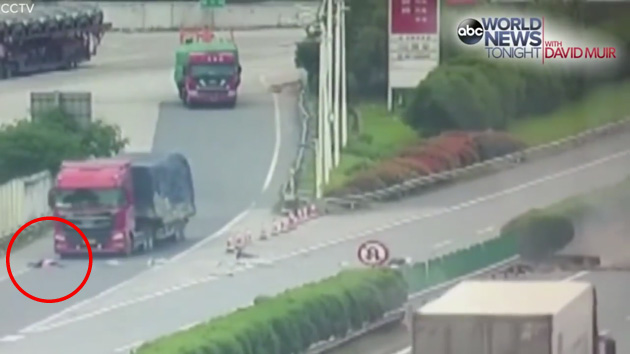 中国にて、5人を乗せた車がクラッシュ。シートベルトを未装着の3名が車外へ投げ飛ばされる衝撃動画【動画有】