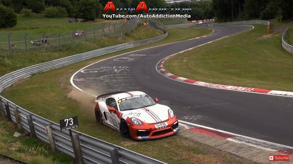 ある意味奇跡。ニュルにて、ポルシェ「ケイマンGT4」がクラッシュを限界回避【動画有】