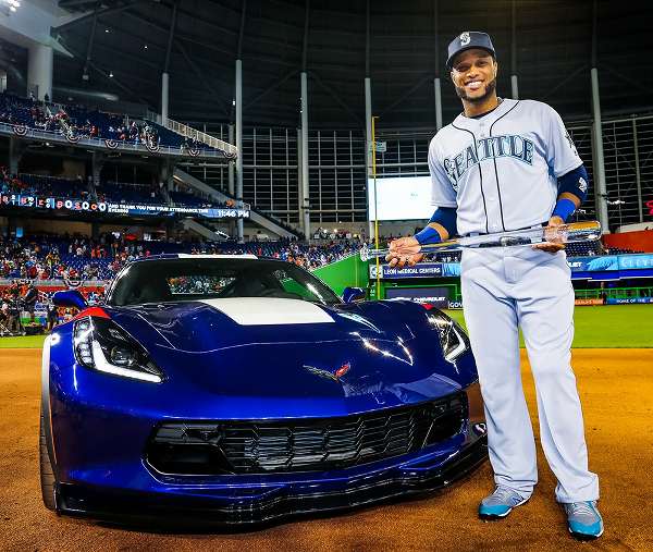 メジャーリーグ・オールスターにて、MPVに選ばれたロビンソン・カノ選手にシボレー「コルベット・グランスポーツ」が贈与