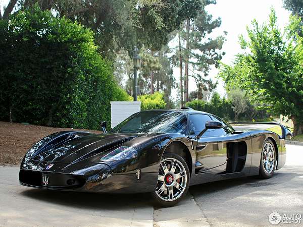 これは珍しい。ビバリーヒルズにて、ガッツリとリフトアップしたマセラティ「MC12」が目撃に