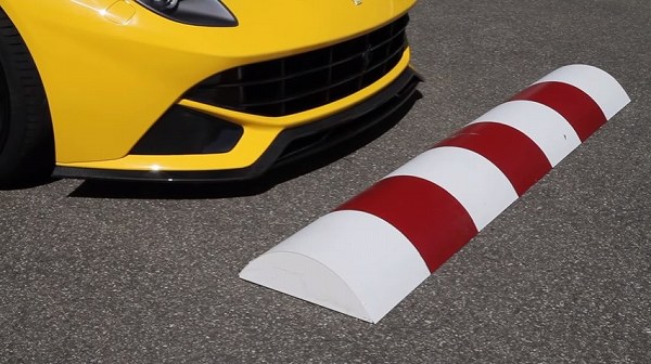 行けるのか？行けるのか？Novitecがフェラーリ「F12ベルリネッタ」にて段差を乗り越えられるかを検証【動画有】