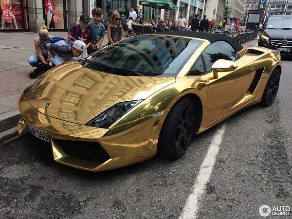 子供に大人気。ドイツにて、金ぴかのランボルギーニ「ガヤルド・スパイダー」が目撃に
