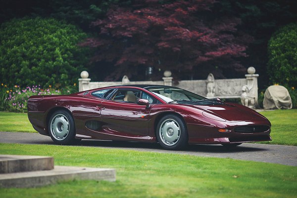 希少なジャガー「XJ220」がオークションに登場予定。予想落札価格はフェラーリ「F40」を超える模様