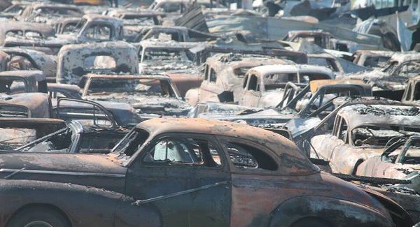 悲劇。アメリカ・イリノイ州のディーラが火災により150台以上のクラシックカーが全焼