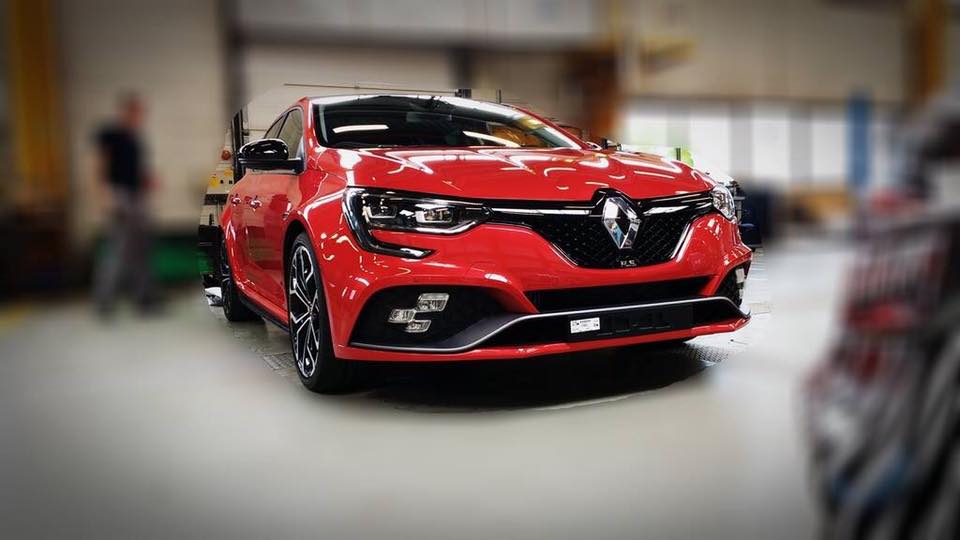 ルノーの新型「メガーヌRS」実車が完全リーク。ダイナミック＆ワイドにスポーティ全開