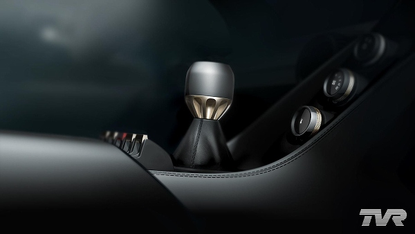 TVR「グリフィス」の新たなティーザー画像が公開。ショートスローレバーのMTにトグルスイッチも採用