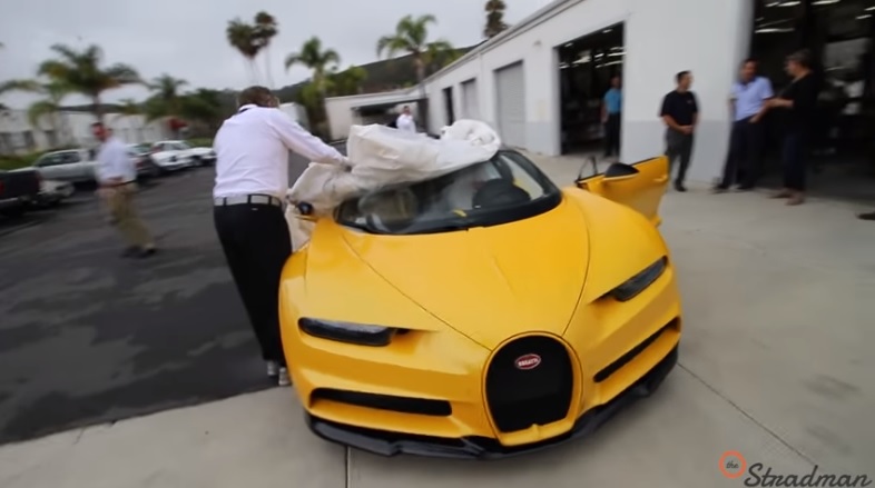 アメリカ納車第一号のブガッティ「シロン」を動画にて。イエローとブラックの奇抜なデザイン【動画有】