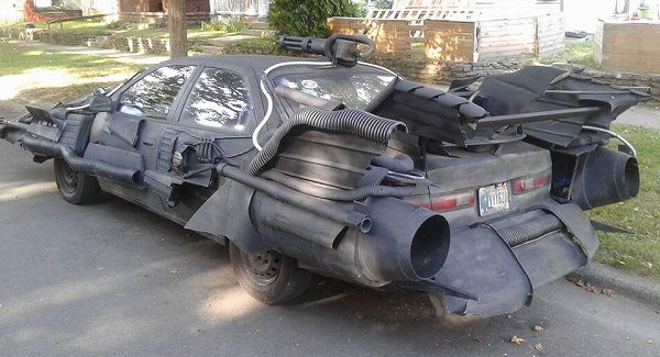 アメリカにて、トヨタ「カムリ」をバットモービル風にカスタムした個体が登場。もちろん公道走行不可