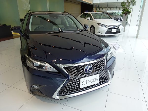 レクサス・新型「CT200h」を見てきた。迫力ある外観へと一新し、安全装備も充実
