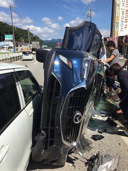 本日納車したばかりのマツダ「CX-3」がクラッシュ。逆走してきた高齢ドライバが原因と推定