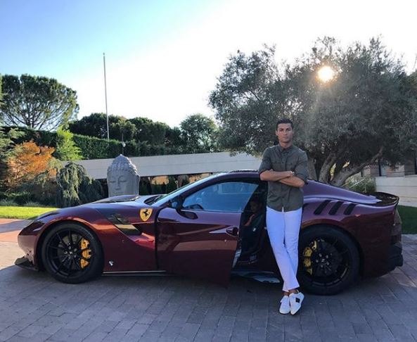 フェラーリの限定モデル「F12tdf」がクリスティアーノ・ロナウド選手に納車。かなり渋いワインレッドカラー