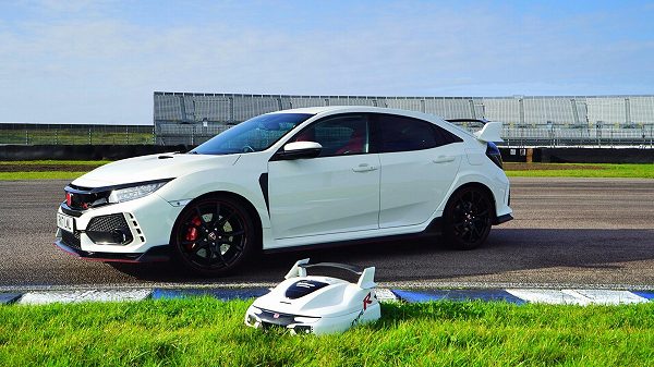 ホンダ「シビック・タイプR」風の芝刈り機が登場。フロントヘッドライトとリヤテールにはLED40個以上も使用