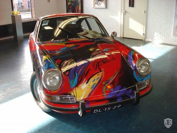 アートを担当したデザイナーがちょうど翌年に死亡した噂の1966年式・ポルシェ「911」が登場。価格は約1,000万円