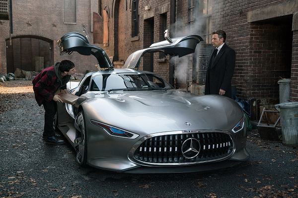 映画「ジャスティスリーグ」にメルセデスベンツAMG「ヴィジョン・グランツーリスモ」が登場。バットマンのプライベート車両として活躍【動画有】