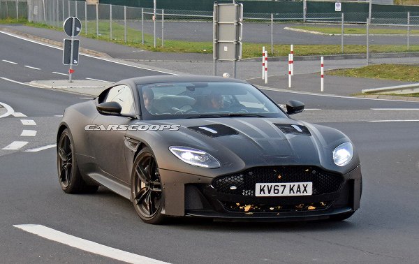 アストンマーティン・新型「ヴァンキッシュ」の開発車両を捕捉。ライバルはフェラーリ「812スーパーファスト」だ