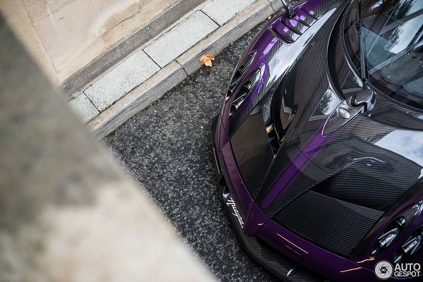 ロンドンにて、グロスカーボンにパープルカラーのパガーニ「ウアイラ」が目撃に。後方にはブガッティ「シロン」も