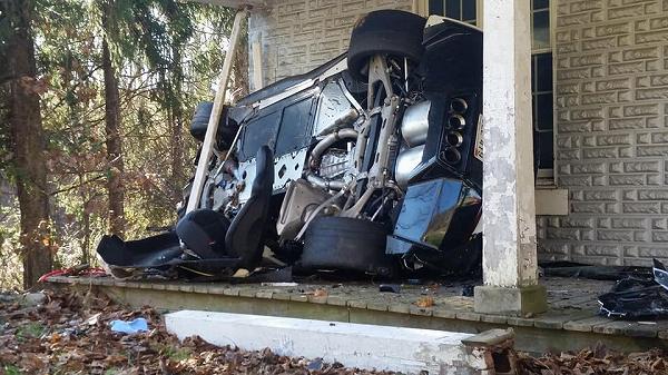 アメリカにて、シボレー「コルベットZ06」がクラッシュ。タイヤ溝ほぼ無しという自殺行為