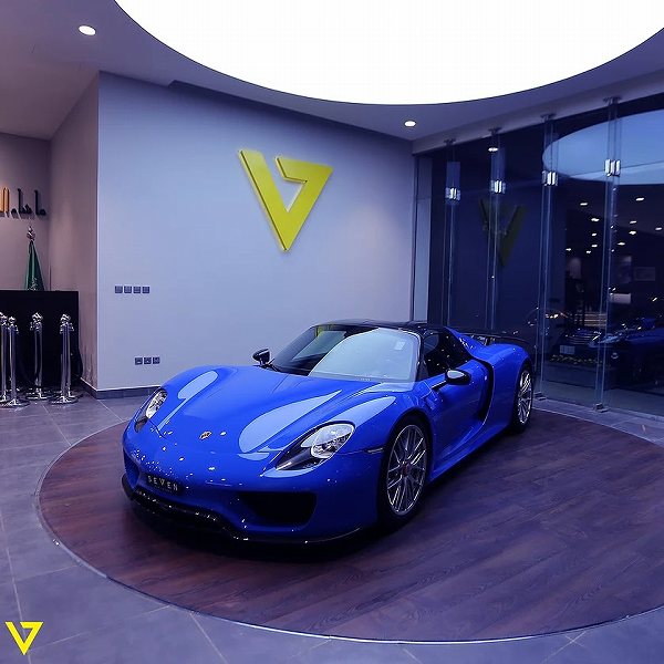 超希少カラーとなるブードゥー・ブルーのポルシェ「918スパイダー」が中古車市場に登場。価格はまさかの2億円超え