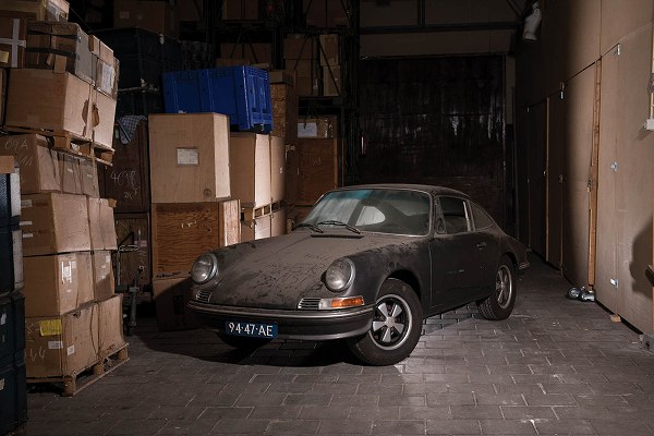 オランダにて、20年間乗り続け、約30年間放置されていたポルシェ「912」がオークションに登場