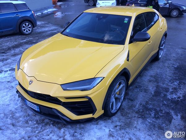 テスト車両？オーストリアのアルプスにて特殊なイエローカラーのランボルギーニ「ウルス」が目撃に