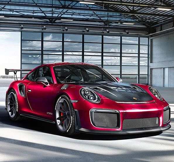 何ともド派手。ブラッドレッドのポルシェ「911GT2RS」、グリーンとベイビーブルーのポルシェやベンツ等