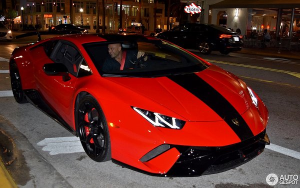 アメリカにて、意外と珍しいセンターストライプ入りのランボルギーニ「ウラカン・ペルフォルマンテ」が目撃される