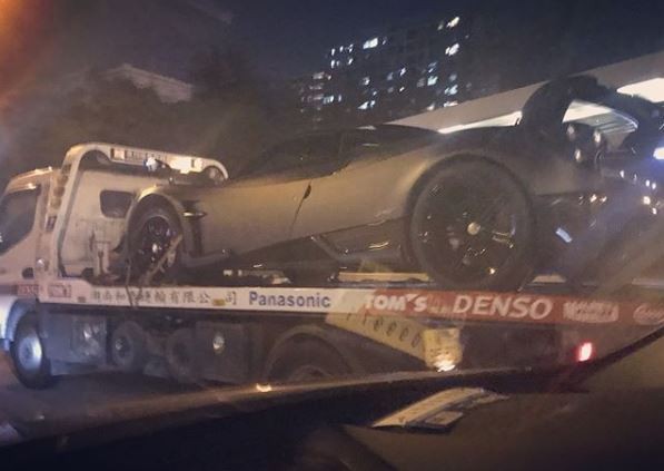 初めて見るカラー。香港にて、ステルスカラーのパガーニ「ウアイラBC」が積載される