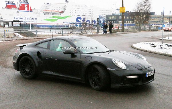 600馬力で4本出しマフラだと？！ポルシェ・次期「911ターボ」の開発車両をキャッチ