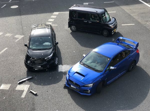 スバル強すぎ。広島にて「WRX STI」と衝突したコンパクトカーは大破、一方のSTIは特に影響なし？！