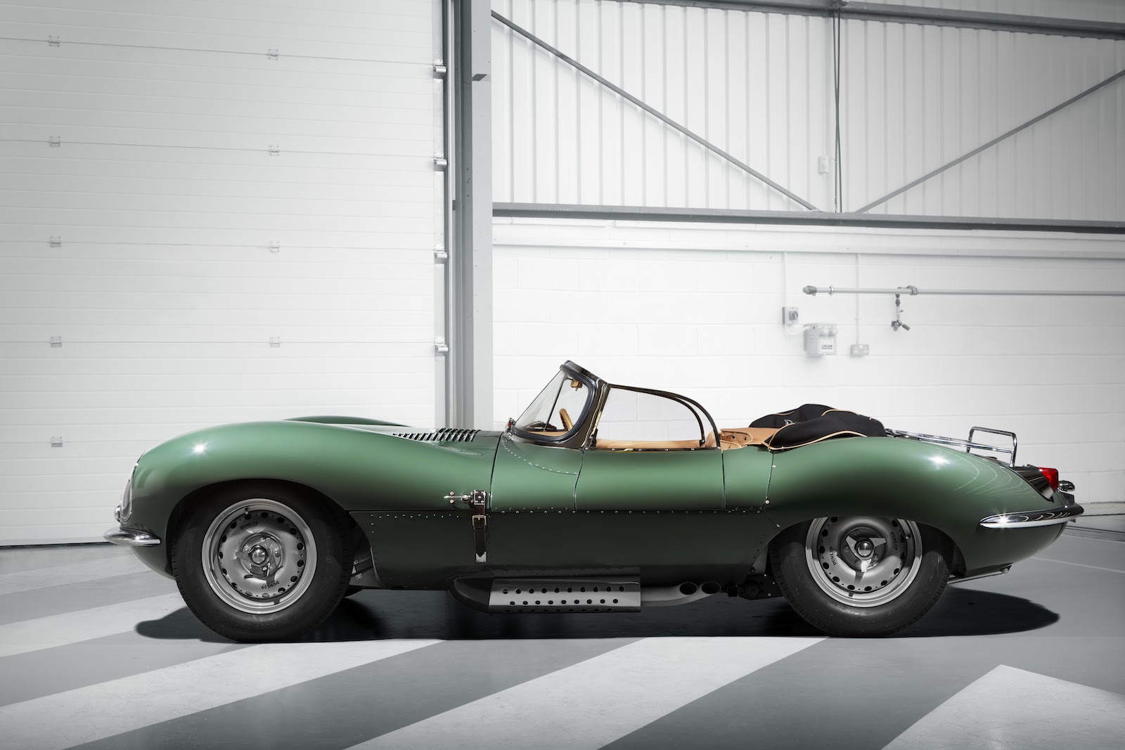 ジャガーが1954年モデルXKSSを「新車」として製造販売。当時と同じ工法にて9台のみ製造