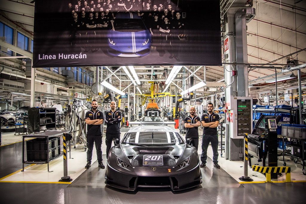 ランボルギーニが201台目のレースカー（ウラカンGT3）をラインオフ。市販車と同じラインで製造