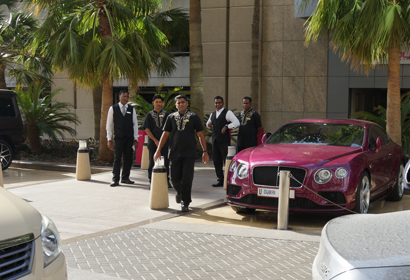 ドバイで見かけた車たち。アストンマーティン、ベントレー、ポルシェなど