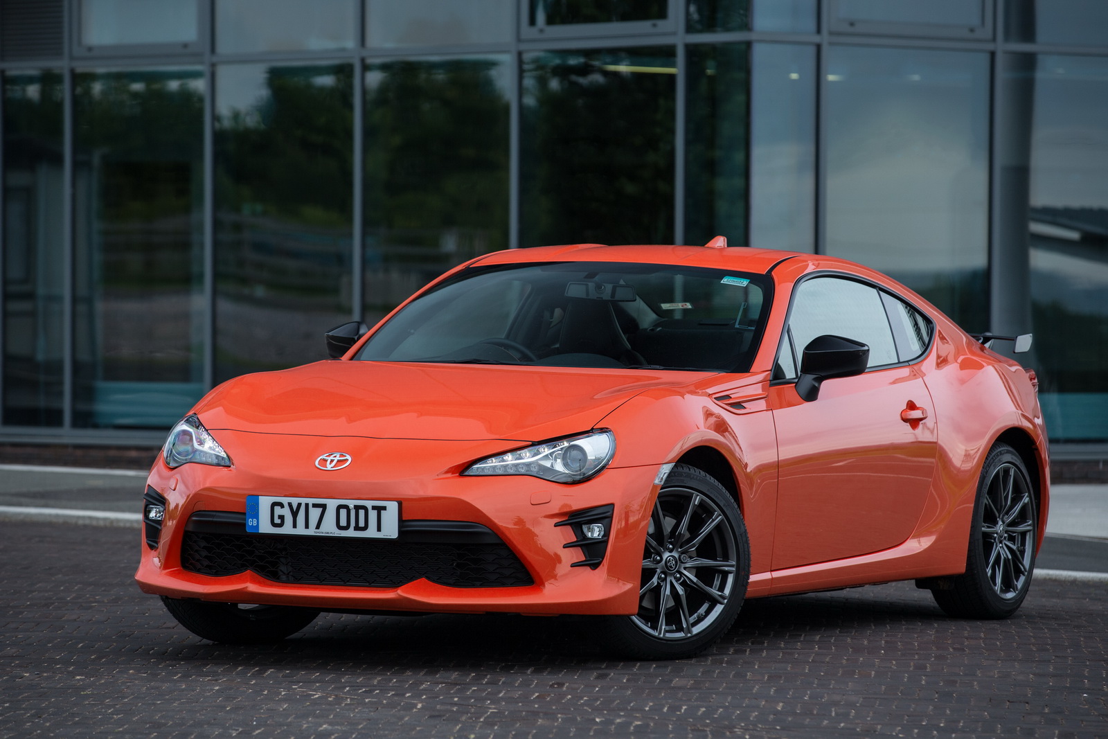 トヨタがイギリスで86限定モデル「オレンジエディション」追加。GT Solar Orange Limited同様の装備