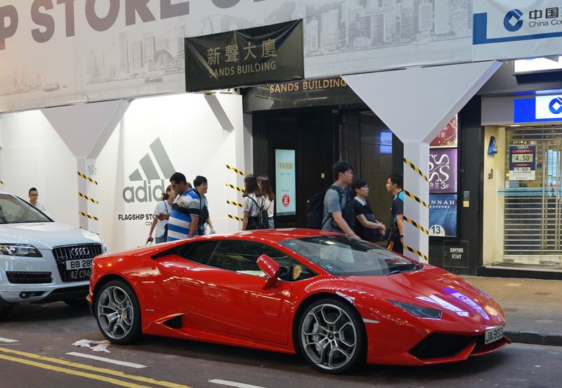 香港で見かけた車たち。教習車、ランボルギーニ・ウラカン、EV専用コーナーなど