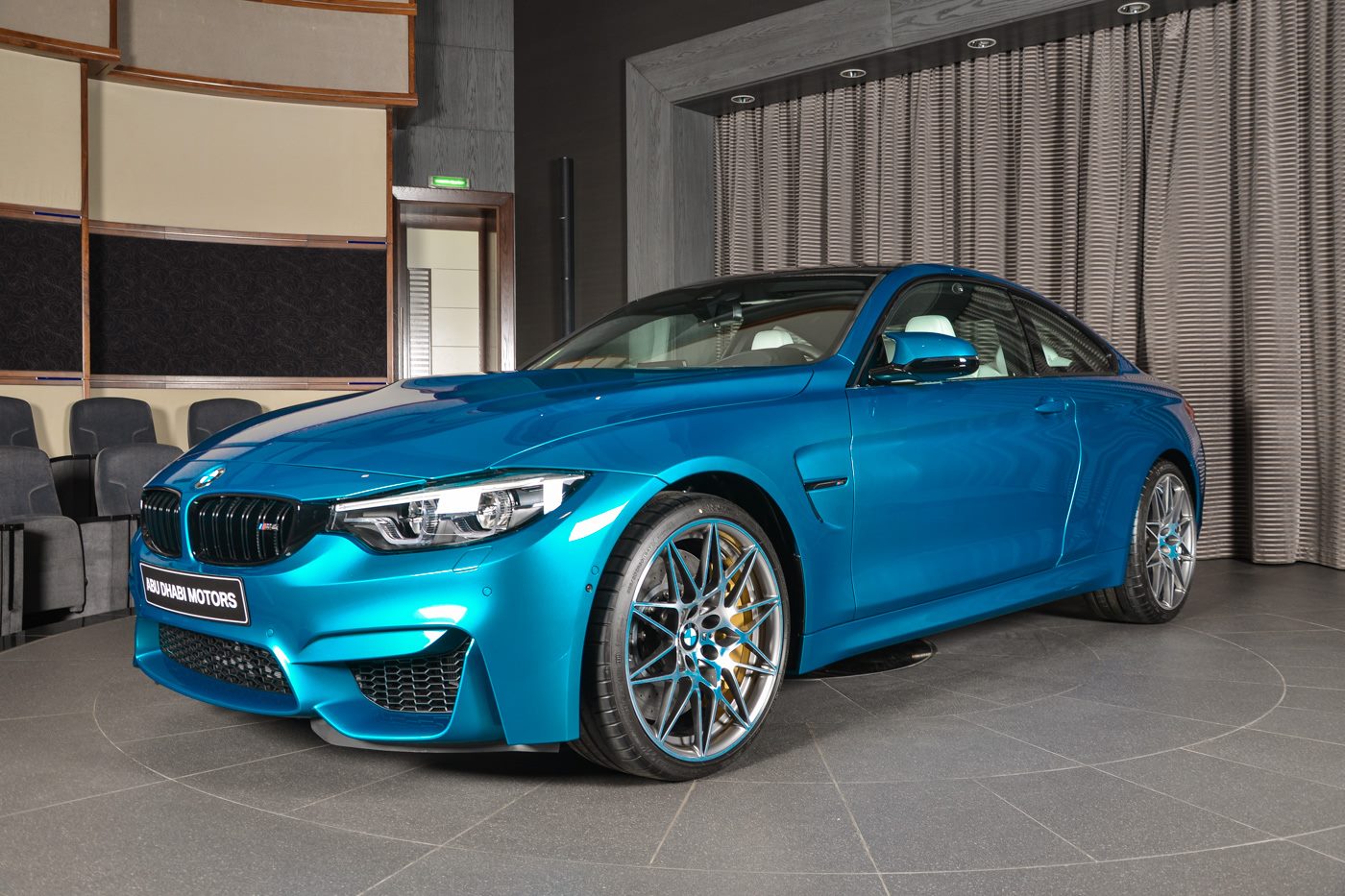 アトランティス・ブルー＋オパールホワイト内装のカスタムM4。BMWアブダビ