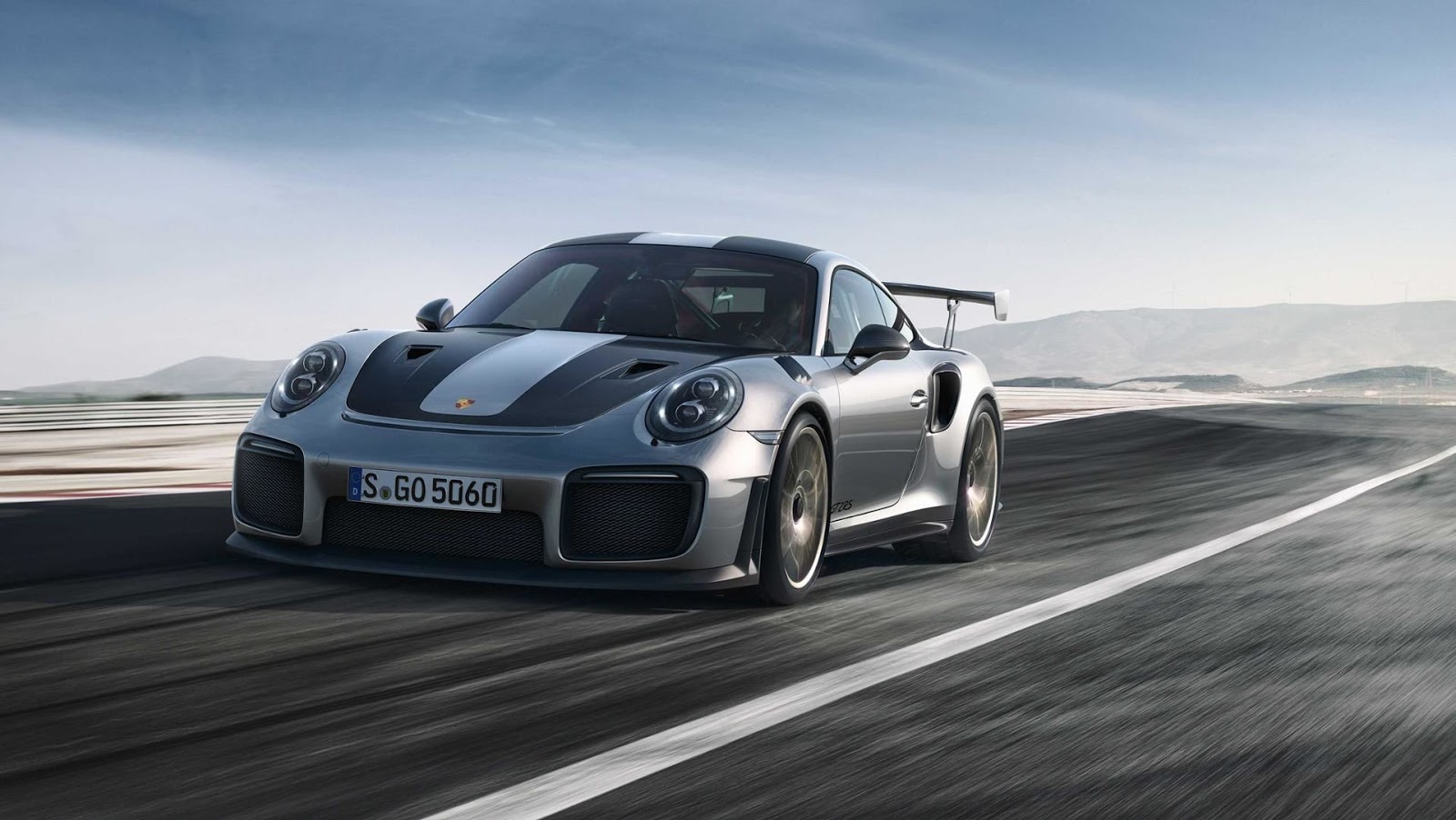 ついに新型ポルシェ911GT2RS公式発表。700馬力、最高速度は時速341キロ