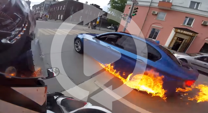 BMW M5が走行中に突如発火。なぜか炎を見たオーナーが急加速して走り去る動画