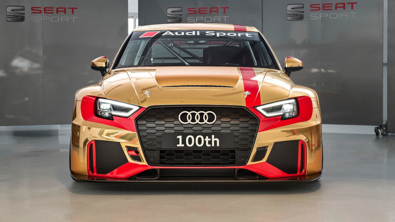 アウディスポーツが個人向けレース車両「RS3LMS」100台目をラインオフ。ゴールドラッピングでお祝い