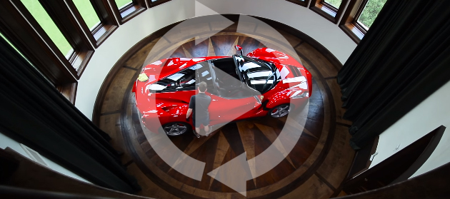 自動車愛あふれる超絶ガレージ登場。ラ・フェラーリをピカピカに磨く様子を動画にて